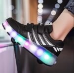 تابيت حذاء تزلج بعجلات للاطفال الاولاد والبنات، حذاء رياضي بعجلات وامضة، حذاء رياضي قابل لاعادة الشحن، هدية للاطفال (اسود، للاطفال الصغار، نظام مقاس 27 EU، M) - Image 3